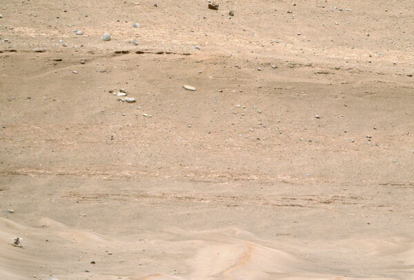 Sol 676, Ingenuity na svahu duny je vidět u levého okraje snímku kamery Mastcam-Z. Zdroj: https://space.winsoft.cz/