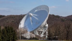 Radioteleskop Effelsberg. Nachází se v západním Německu nedaleko hranice s Belgií.