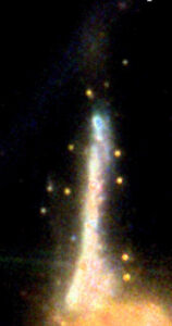 Detail na galaxii Sparkler. V jejím okolí si můžeme povšimnout několika jasných světlých kulovitých útvarů. Jde právě o ony kulové hvězdokupy.