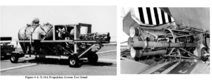 Vlevo je zobrazen stand pohonného systému a vpravo motor XLR-11 v zadní části X-24 