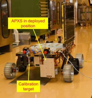 Měsíční vozítko s označeným spektrometru APXS v odklopeném stavu. Druhá šipka ukazuje kalibrační terčík přístroje. Obrázek: www.prl.res.in