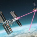 Zařízení ILLUMA-T umístěné na ISS bude přes laserové paprsky komunikovat se zařízením LCRD na geostacionární dráze, které pošle data do jedné ze dvou pozemních stanic.