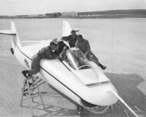 NASA M2-F1 s piloty. Vlevo Milt Thompson, v kabině Chuck Yeager, vpravo Don Mallick a Bruce Peterson
