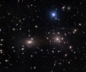 Kupa galaxií v souhvězdí Vlasů Bereniky, na níž Fritz Zwicky provedl důkaz existence temné hmoty.