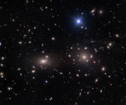 Kupa galaxií v souhvězdí Vlasů Bereniky, na níž Fritz Zwicky provedl důkaz existence temné hmoty.