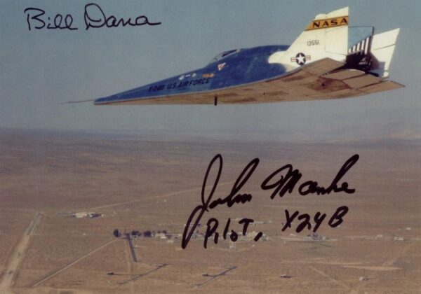 X-24B nad základnou Edwards s podpisem prvního pilota Johna Mankeho a posledního Billa Dany