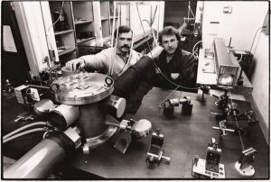 Alain Aspect v laboratoři v roce 1981. 