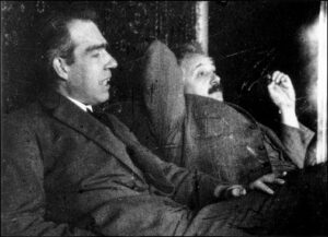 Albert Einstein a Niels Bohr spolu vedli celou řadu debat a povahu kvantové mechaniky a fyziky obecně. V průběhu jedné došlo ke slavnému rozhovoru, kdy Einstein prohlásil, že věří tomu, že Bůh v žádném případě nehraje v kostky. Bohr mu na to to odpověděl, že má přestat říkat Bohu co má dělat.