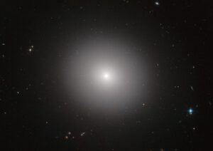 Eliptická galaxie IC 2006