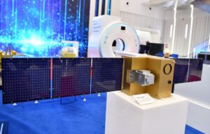 Model družice QUESS umístěný v Anhui Innovation Center v provincii Anhui. 