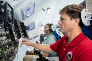 Reid Wiseman a Jeremy Hansen během tréninku v simulátoru Orionu