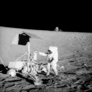 Mise Apollo 12 přistála u landeru Surveyor 3.