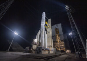 Neletový exemplář Ariane 6 během nočního nácviku předstartovních činností.
