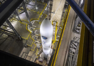 Neletový exemplář Ariane 6 v obslužné věži.