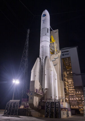 Neletový exemplář Ariane 6 během nočního nácviku předstartovních činností.
