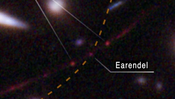 Zde ještě velký detail oblasti s hvězdou Earendel. Kvůli velkému přiblížení je snímek z HST takto rozmazaný. 