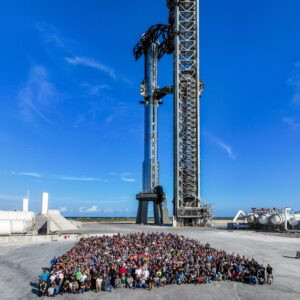 Zaměstanci SpaceX pracující na Super Heavy Starship udělali společnou fotku sestavou na rampě. 