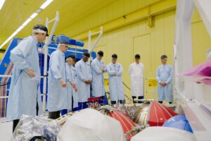 Posádka mise Artemis 2 navštívila v září 2023 čistou místnost Airbus Space v Brémách v Německu a seznámila se s evropským servisním modulem pro Artemis 3