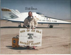 Bill Dana pózuje ve svých pověstných růžových botách se žlutými obtisky sedmikrásky po posledním letu X-24B