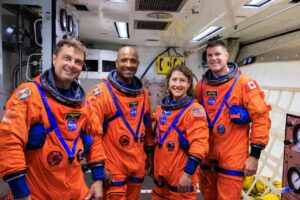 Posádka Artemis II v bílé místnosti na rameni CAA, 20. září 2023. Zleva Reid Wiseman, Victor Glover, Christina Hammock Koch a Jeremy Hansen.