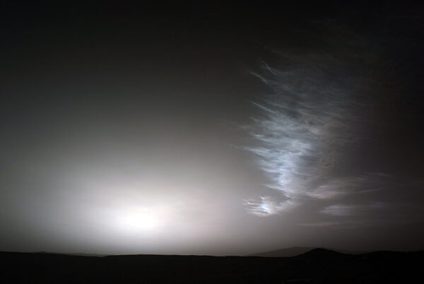 Sol 738, ranní úkaz vysoké oblačnosti. Jeden z nejhezčích snímků oblak na Marsu za celou dobu výzkumu pomocí vozítek. Zdroj: https://space.winsoft.cz/