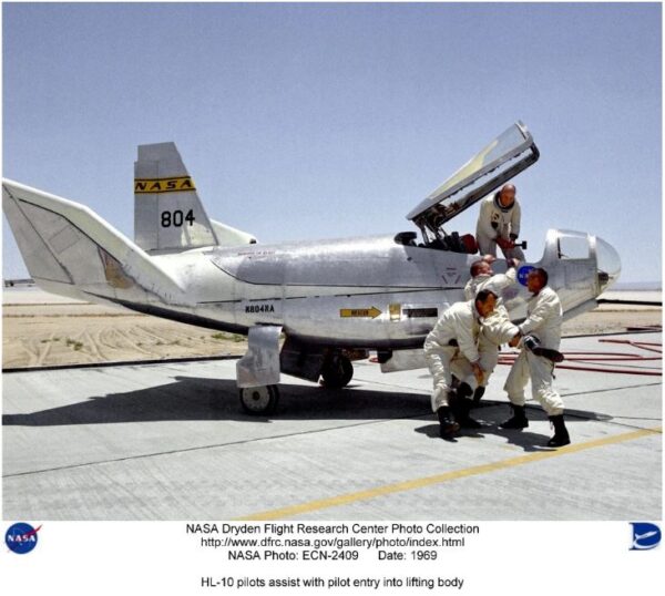 Zkušební piloti z Edwards AFB při jednom ze svých vtípků u stroje HL-10