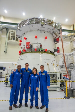 Posádka mise Artemis II před servisním modulem Orionu, 8. srpna 2023. Zleva Victor Glover, Jeremy Hansen, Christina Hammock Koch a Reid Wiseman.