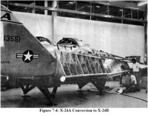 Fotografie přestavby X-24A na verzi B. Na fotografii je názorně vidět, jak došlo k přidání nástavby na původní stroj