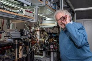 Anton Zeilinger v laboratoři. Tato hvězda světové fyziky a kvantové teleportace má podíl na téměř všech minulých, současných i budoucích projektech souvisejících s kvantovou teleportací a komunikací.
