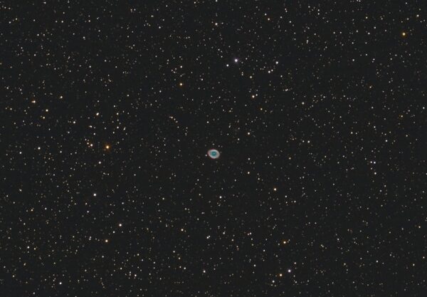 Zde pro porovnání prstencová mlhovina M57 na snímku neprofesionálního astronoma. 