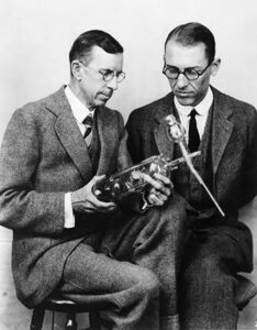 Clinton Davisson (vlevo) a Lester Germer (vpravo) s vakuovou trubicí, již používali při svých experimentech.