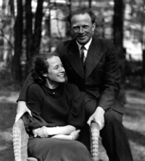 Werner Heisenberg se snoubenkou Elizabeth v roce 1937.