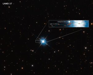 Obrázek z Hubbleova teleskopu. Jasná hvězda zhruba uprostřed snímku je bílý trpaslík LAWD 37. Ve výřezu vidíme modrou vlnitou křivku, která ukazuje pohyb bílého trpaslíka při pohledu ze Země. A vlevo nahoře od bílého trpaslíka také vzdálenější hvězdu hlavní posloupnosti, před níž bílý trpaslík přecházel.
