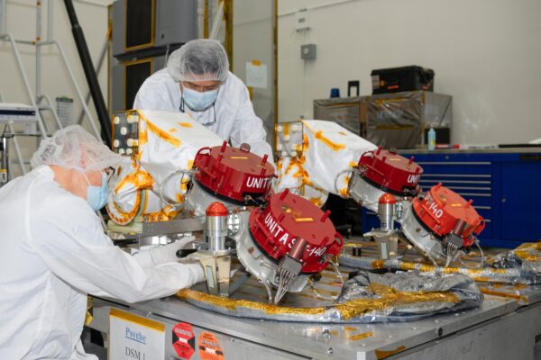 Příprava iontových motorů sondy Psyche. Foto: NASA/JPL-Caltech