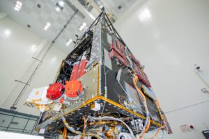 Sonda Psyche v červenci 2021 během fáze montáže a testování v Jet Propulsion Laboratory v jižní Kalifornii. Obrázek: JPL