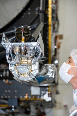 Inženýr z laboratoře Jet Propulsion Laboratory NASA v jižní Kalifornii kontroluje 23. srpna 2021 Neutronový spektrometr a gama záření. Foto: NASA/JPL-Caltech