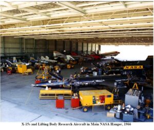 Hangár NASA na Edwards AFB. Na snímku je krásně vidět letoun X-15 a v pozadí na levé straně zástupci vztlakových těles HL-10,M2-F2 a M2-F1
