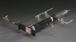 Originální přístroj určený k měření elektronů, který George P. Thomson používal. Dnes je uložený v Science Museum v Londýně.