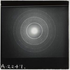 Takto vypadá obrázek elektronové difrakce, což potvrzuje de Broglieho hypotézu. Tento snímek je novější a poněkud kvalitnější, než původní výsledky Thomsona a Davissona s Germerem.