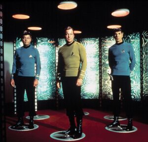 Kapitán Kirk, první důstojník Spock a lékař McCoy v teleportu. Jako v seriálu Star Trek ovšem teleportace nikdy fungovat nebude a ani nemůže. 