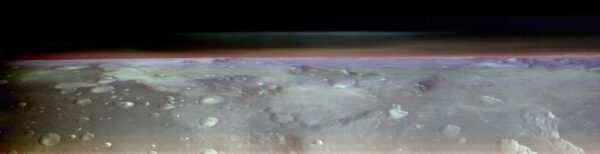 Mozaika deseti snímků sešitých do roviny zachycuje horizont Marsu.