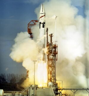 Atlas-Centaur 2 startuje 27. listopadu 1963. Byl to první úspěšný start Centauru.