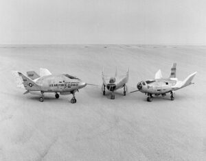 Vztlaková tělesa na Edwards AFB. Vlevo X-24A, uprostřed M2-F3 a vpravo HL-10