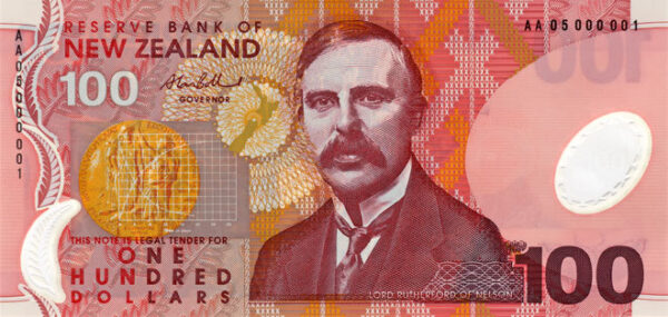 Sir Ernest Rutherford je ve své vlasti natolik ceněný, že se dostal až na stodolarovou bankovku. 