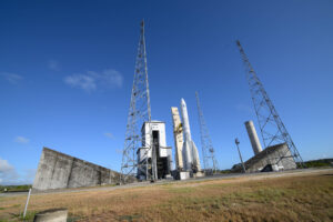 Testovací exemplář Ariane 6 na nové startovní rampě.