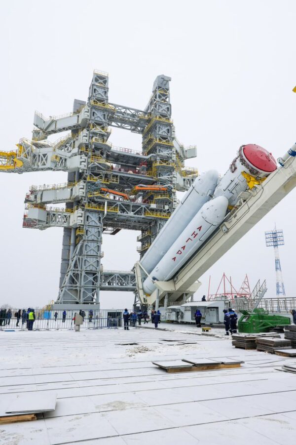 Vztyčování makety rakety Angara A5 na nové vzletové rampě 1A