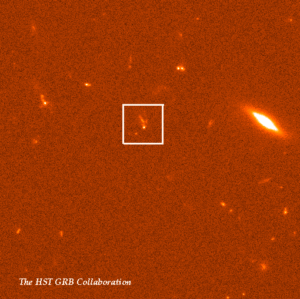 Gama záblesk GRB 990123. Jeho pozice je vyznačena bílým čtverečkem. 