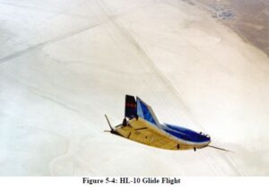 HL-10 během  bezmotorového letu po úpravě aerodynamiky