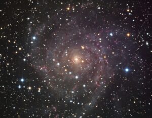 Takto vidí IC 342 amatérský astronom.