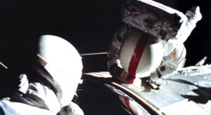 Ken Mattingly během své EVA při návratu Apolla 16